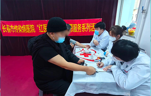 红医义诊进社区，服务居民送健康