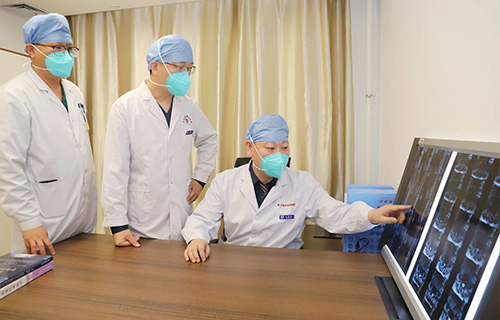 名医 | 3个月，他让双下肢瘫痪的患者站起来了！