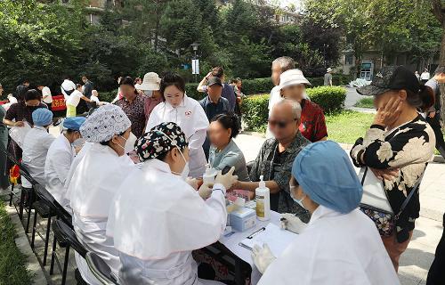 红心向党迎“七一”，搭起为民服务“连心桥”