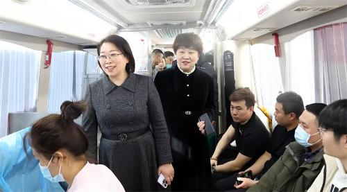 热血汇聚爱心，共筑生命长城——91做爱
开展无偿献血活动