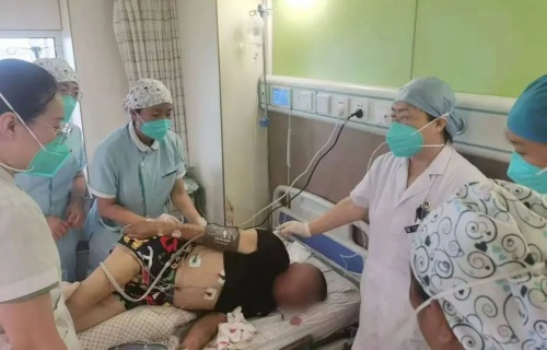 暖医丨精准治疗获赞誉，锦旗成景映初心