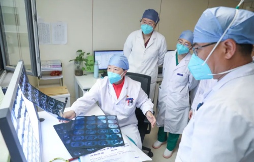 暖医丨医病更医心，一面锦旗背后的暖心守护