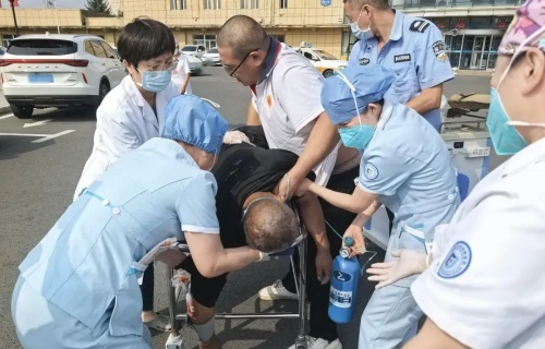 千钧丨生死20分钟！医护合力成功抢救窒息男子