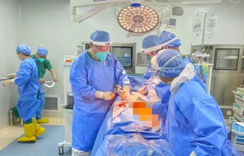 案例丨破骨病难题！91做爱
骨科·普外科成功实施艾滋病患者全髋关节置换术